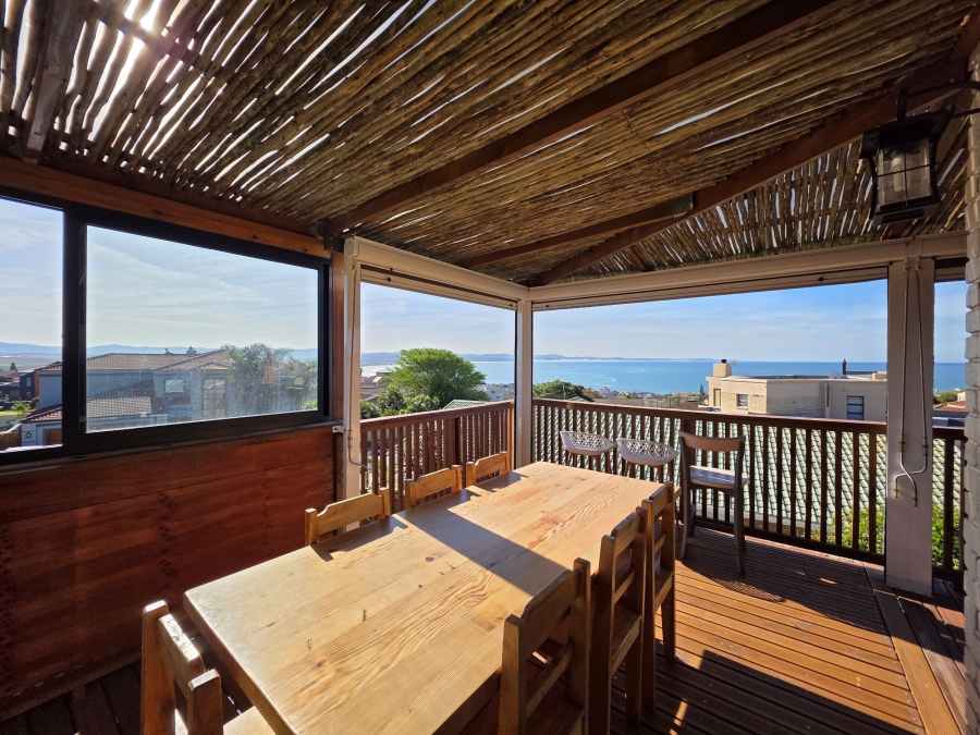 4 Bedroom Property for Sale in Wavecrest Eastern Cape